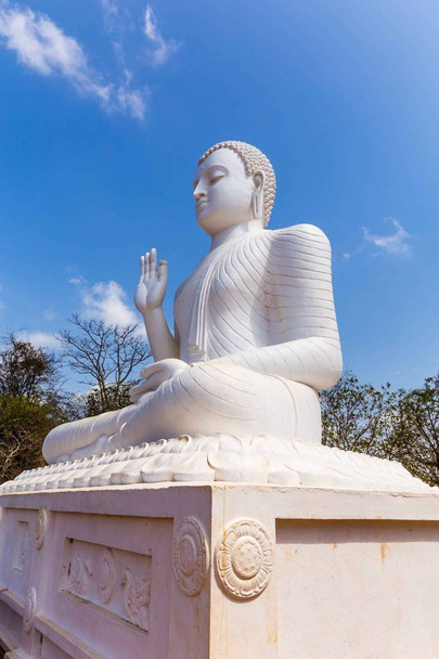 La statue de Bouddha dans la pose de main d'Abhaya Mudra, symbolisant la sécurité
  - Photo, image
