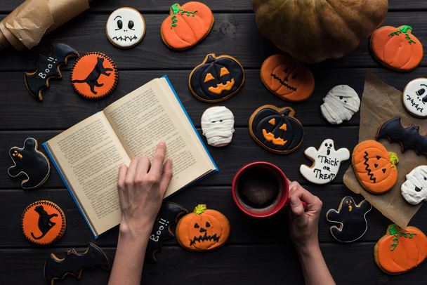donna che legge libro su Halloween
 - Foto, immagini