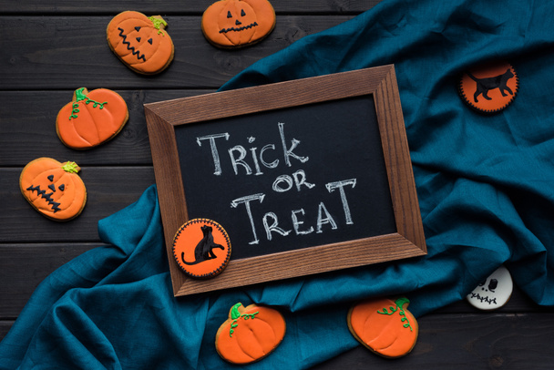 halloween composition with chalboard and cookies - Foto, Imagem