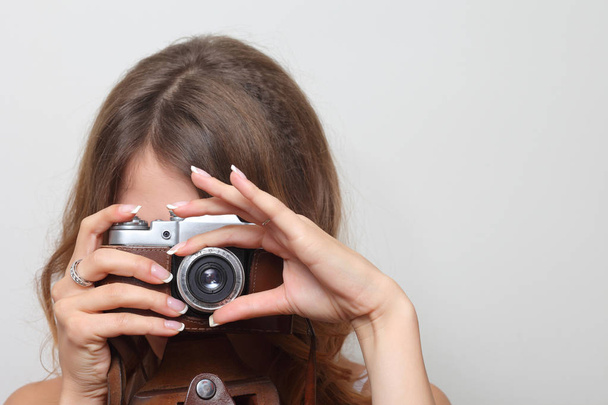 fotograf posiadający kamery filmowej w ręce - Zdjęcie, obraz