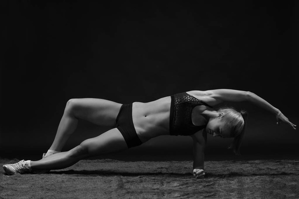 junge schöne sportliche Frau fit Sportlerin Stretching - Foto, Bild