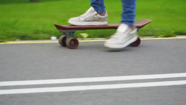 Bella ragazza pattina su skateboard al tramonto
 - Filmati, video