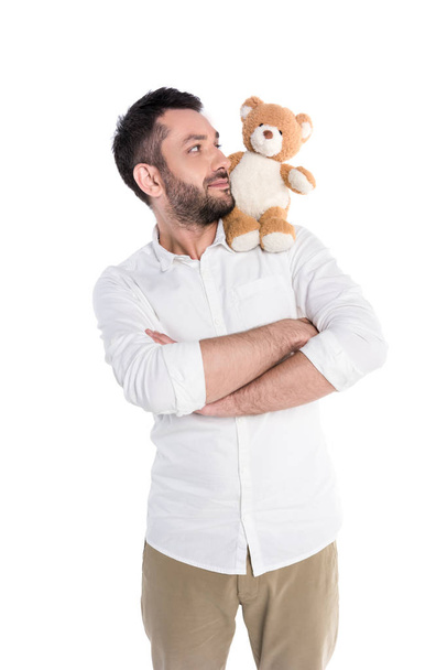 Mann trägt Teddybär auf Schulter - Foto, Bild