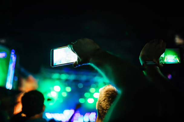 Mensen bij Concert met Smartphones - Foto, afbeelding