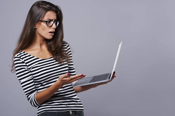 vrouw met laptop  - Foto, afbeelding