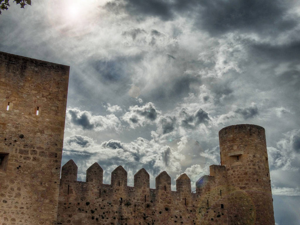 Frias Castlen tornit ja pilvet Burgosissa Espanja
 - Valokuva, kuva