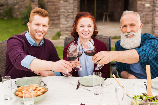 family clinking glasses of wine - Foto, Imagen