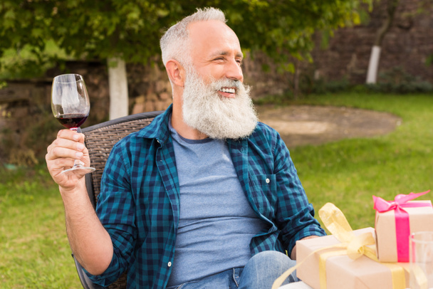 starší muž se sklenkou vína - Fotografie, Obrázek