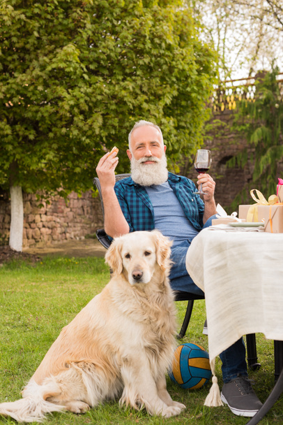 старший мужчина с бокалом вина
 - Фото, изображение