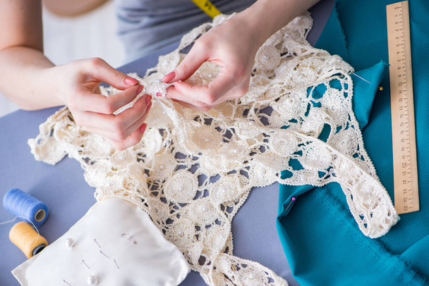 Vrouw op maat werken aan een kleding naaien stiksel meten fa - Foto, afbeelding