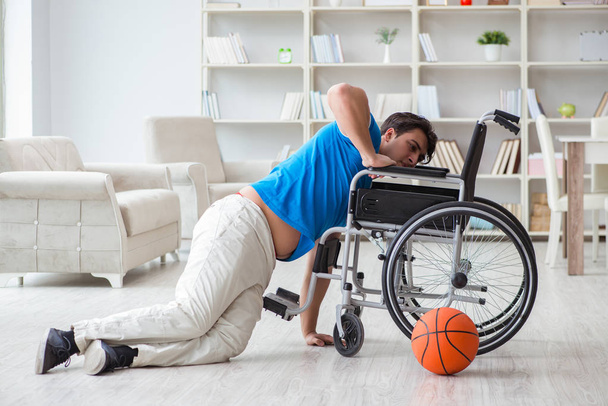 Tekerlekli sandalyede yaralanan genç basketbolcu - Fotoğraf, Görsel