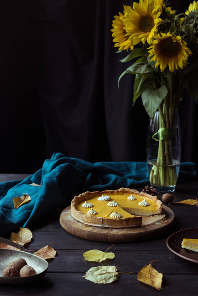 pumpkin pie and decorative sunflowers - Fotoğraf, Görsel
