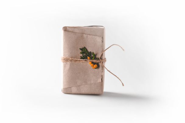 christmas gift box in craft paper - Foto, afbeelding