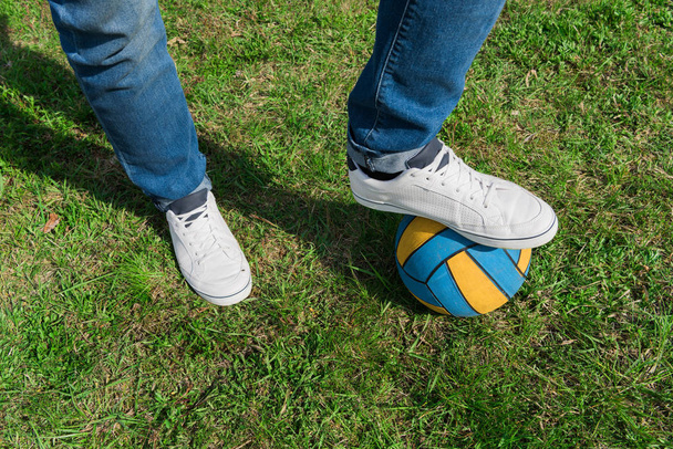mužské nohy s míčem - Fotografie, Obrázek