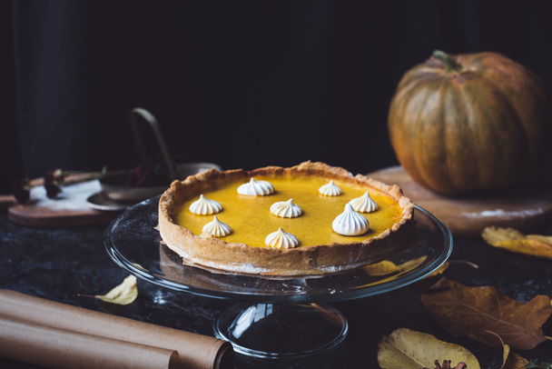 pumpkin pie on cake stand - Foto, imagen