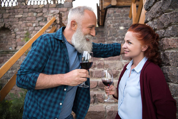 Idős pár, akik bort isznak - Fotó, kép