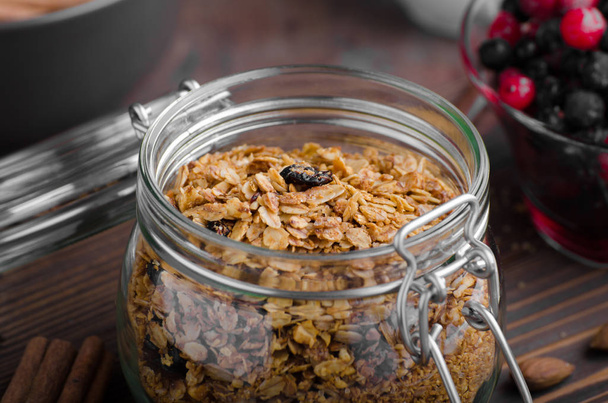 Baked granola with berries - Foto, immagini
