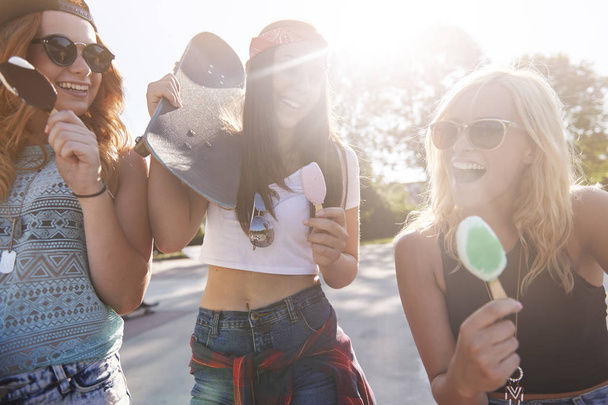 Happy φίλοι τρώγοντας παγωτό - Φωτογραφία, εικόνα
