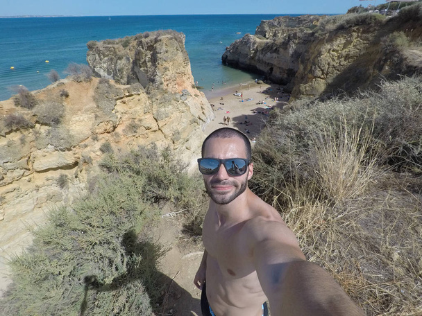 Selfie en una playa en Algarve, Portugal
 - Foto, Imagen