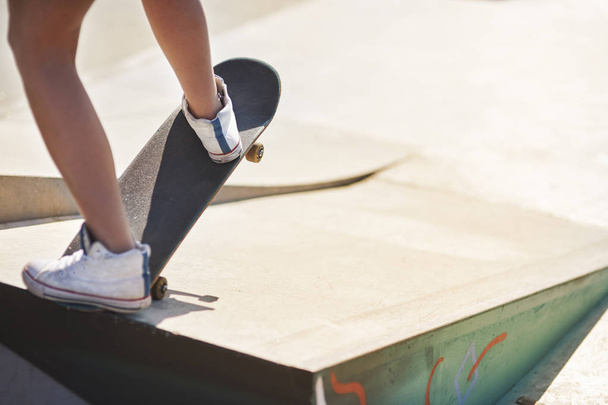 vrouw rijden skateboard - Foto, afbeelding