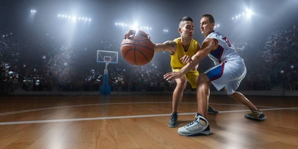 Jogadores de basquete em grande arena profissional
 - Foto, Imagem