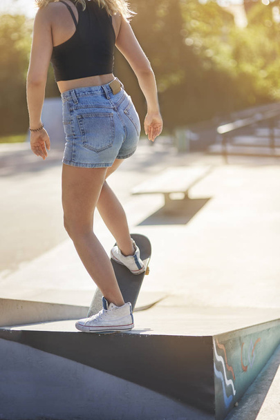 Frau fährt Skateboard - Foto, Bild
