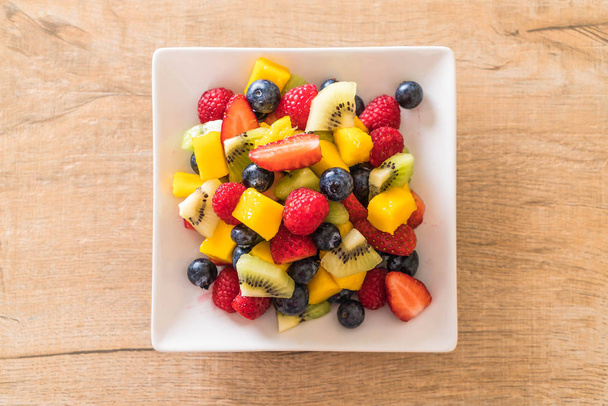 gemengd vers fruit (aardbei, framboos, blueberry, kiwi, mang - Foto, afbeelding