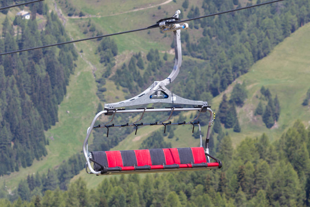 Лыжный подъемник в Альпах
 - Фото, изображение