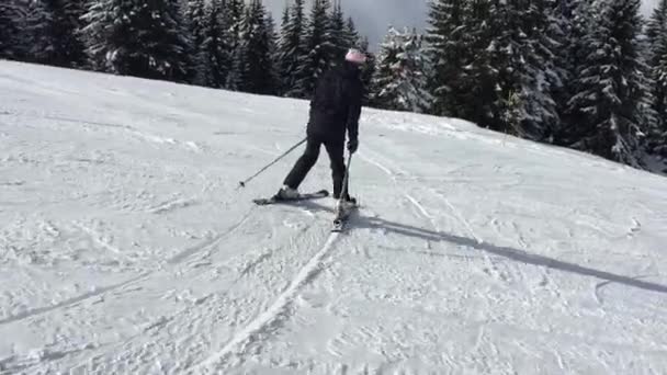 Jeune femme apprenant à skier avec la technique de charrue
 - Séquence, vidéo