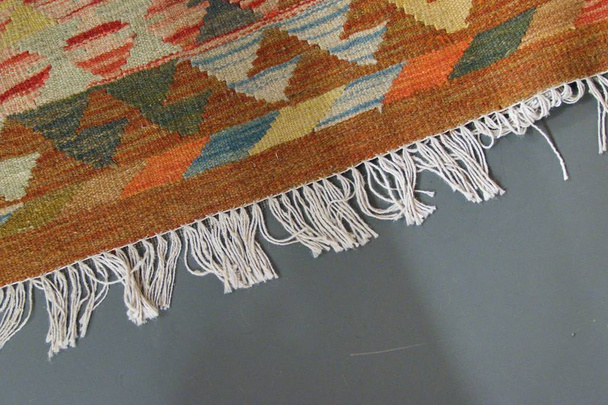 alfombra colorida con borde decorativo del pelo
 - Foto, Imagen