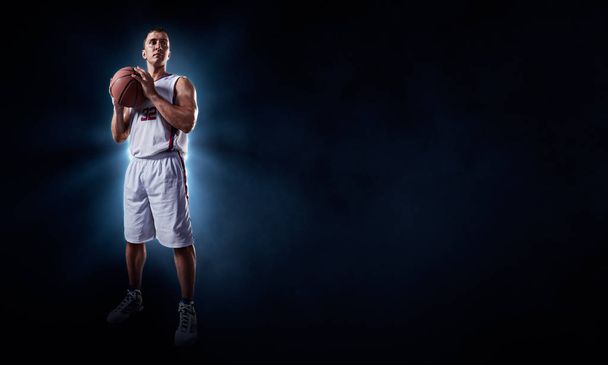 Jugadores de baloncesto sobre fondo negro
 - Foto, imagen
