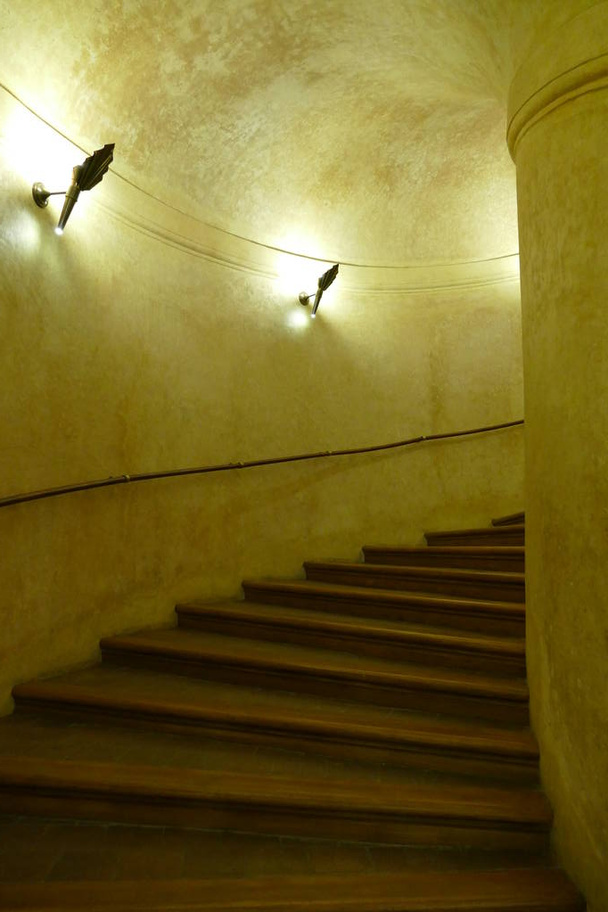 historische runde Wendeltreppe mit Beleuchtung - Foto, Bild