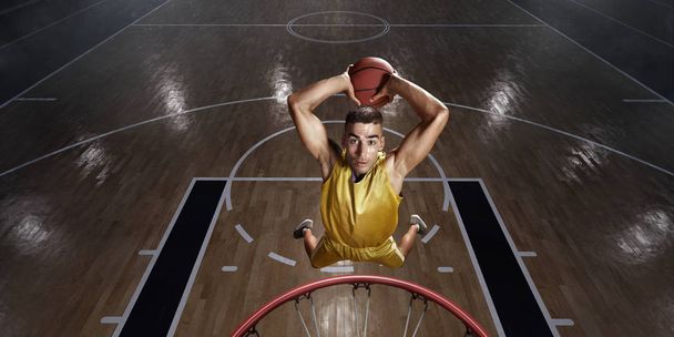 Jogador de basquete faz slam dunk
 - Foto, Imagem