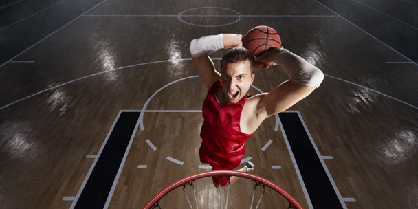 Баскетболист делает слэм-данк
 - Фото, изображение
