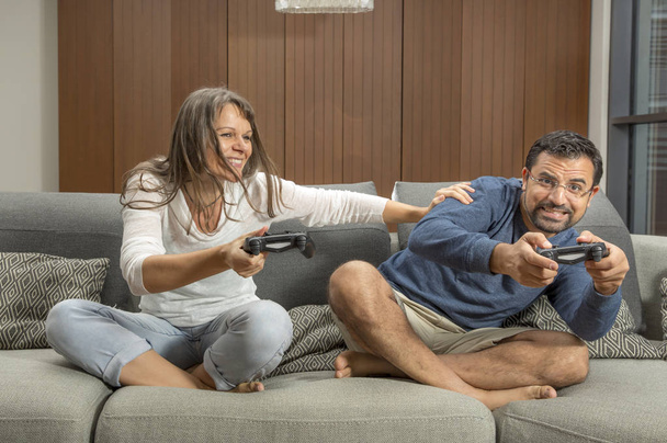 Couple jouant à des jeux vidéo - Photo, image
