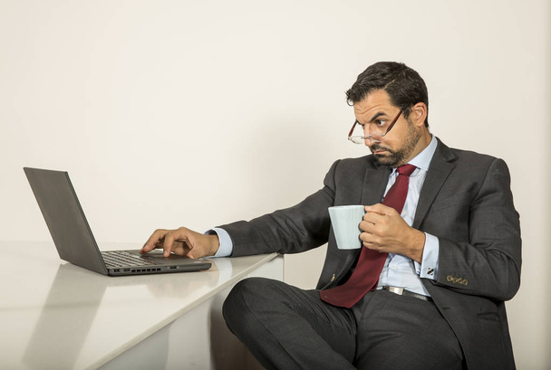 Geschäftsmann nutzt Laptop zu Hause - Foto, Bild