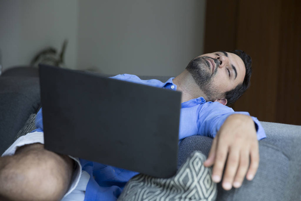 homem adormeceu enquanto trabalhava com laptop
 - Foto, Imagem