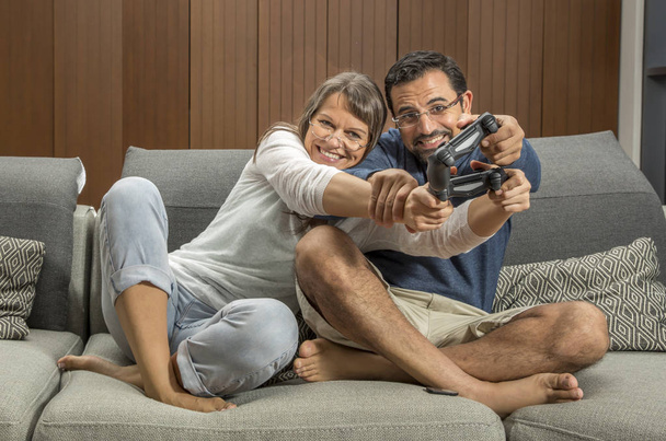 Ζευγάρι που παίζει βιντεοπαιχνίδια - Φωτογραφία, εικόνα