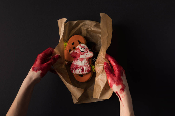 ręce, zawijanie halloween cookies - Zdjęcie, obraz