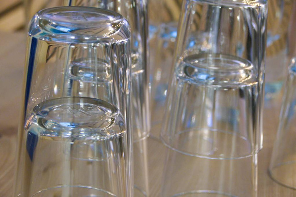 набір порожніх окулярів для води
 - Фото, зображення