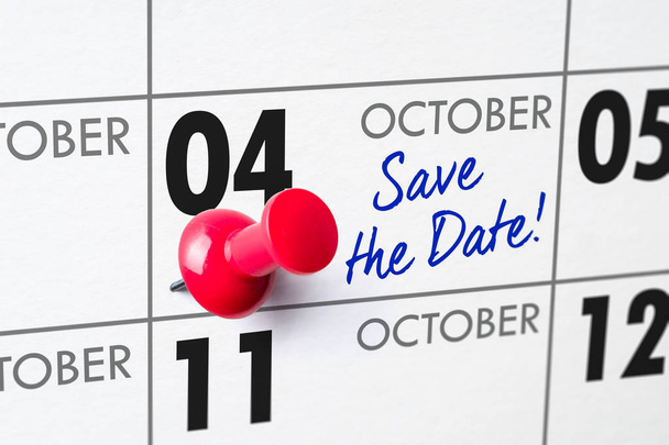 Calendario da parete con spilla rossa - 04 ottobre
 - Foto, immagini