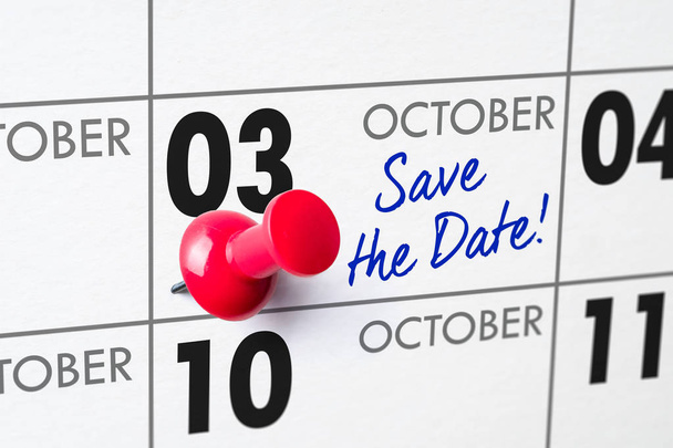 Настенный календарь с красной булавкой - 03 октября
 - Фото, изображение