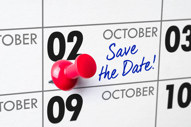 Настенный календарь с красной булавкой - 02 октября
 - Фото, изображение
