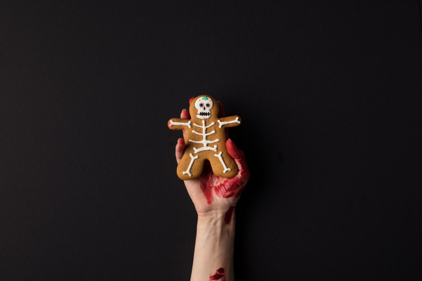 hand holding halloween cookie - Zdjęcie, obraz