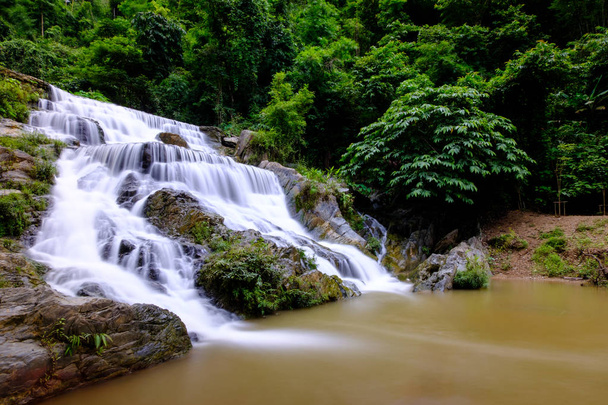 Гладкая вода из водопадов Мэй Пхун в районе Лаплаэ, Таиланд
 - Фото, изображение