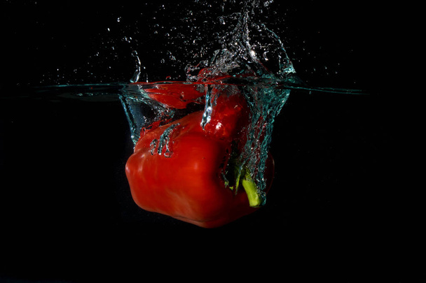 Red Bell Sweet Pepper Droped Into Water - Фото, зображення