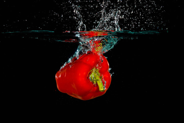 Red Bell Sweet Pepper Droped Into Water - Foto, Imagen