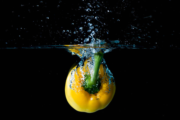 Yellow Bell Sweet Pepper Droped Into Water - 写真・画像