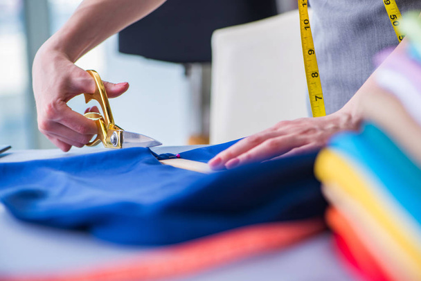 Mujer sastre trabajando en una costura de ropa que mide fa - Foto, imagen