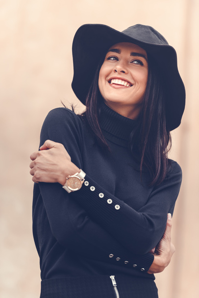 Frau in schwarzer Kleidung mit Hut - Foto, Bild
